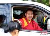 8月24日，班禅为沿路等候的信众摸顶赐福。当日，中国佛教协会副会长班禅额尔德尼·确吉杰布走访西藏林芝市吉日寺。 李林 摄