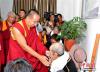 8月26日，林芝市藏医院理疗科内班禅与前来问诊的百岁老人旺秋（图右）交流，并祝老人健康幸福，乐享天伦。 李林 摄