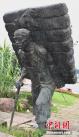 茶马古道上的男背夫雕塑。王哲 摄