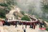 9月1日凌晨，僧俗信众在拉萨哲蚌寺将巨幅唐卡卷轴抬往展佛台。