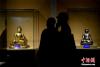 图为观众欣赏展览中佛教造像。 李林 摄