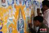 9月2日，青海省黄南州同仁县隆务镇吾屯村的热贡画院的学员们正在专心致志地描绘唐卡。