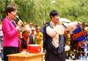 2016年9月6日拍卖师王梅（左一）和工布江达县江达乡中心小学老师（右一）在“推销”孩子的手工制品。