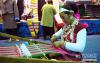 9月11日，在西藏会展中心，西藏妇女在编制当地特色布料。
