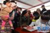 9月12日，山南市扎囊县折木村村民登记，等待接受B超检查。 