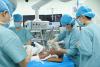 9月21日，天津市第一中心医院整形与烧伤外科专家团队为藏族患儿洛松实施第一次植皮手术。 