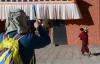 9月27日，一名游客在日喀则扎什伦布寺内拍摄僧人打水。