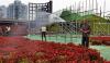 9月22日，在北京石景山区，园林工人在布置花坛。