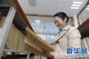 9月22日，西藏图书馆副馆长旦增卓玛在查看新增的盲文图书。