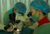 西藏自治区人民医院开展白内障复明手术。“显微镜下的复明行动” 赤列江才 摄