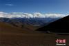 扎西宗乡去定日必经海拔5198米的加吾拉山口，能很清晰的看见喜马拉雅群峰：珠峰、洛子峰、马卡鲁峰、卓奥友峰和希夏邦马峰。鲲鹏 摄
