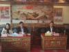 西藏日报社党委书记王能生向日本新闻代表团介绍报社的有关情况 马玉安 摄