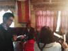 日本新闻代表团在拉萨市当雄县宁中乡曲才村藏民巴鲁家做客并进行现场采访 马玉安 摄