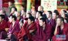 10月2日，僧人观看扎什伦布寺跳神活动。新华社记者 觉果 摄