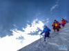 10月6日，参加登山大会的登山爱好者在洛堆峰中行进。
