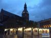 这是10月7日在拉脱维亚首都里加老城中心多姆广场拍摄的“西藏7日掠影”图片展现场。