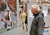 10月7日，在拉脱维亚首都里加老城中心多姆广场，一名男子在观看“西藏7日掠影”图片展。