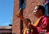 9月10日，班禅额尔德尼·确吉杰布手持长寿宝瓶为僧俗信众灌顶。李林 摄