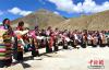 9月10日，日喀则市南木林县土布加乡村民为班禅表演非物质文化遗产舞蹈协钦。李林 摄