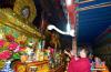 9月10日，班禅向热拉雍仲林寺内的灵塔献哈达。李林 摄