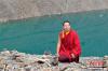 9月14日，班禅额尔德尼·确吉杰布在雍则绿湖前拍照留念。李林 摄