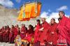 9月22日，班禅与众僧诵读经文。当日，中国佛教协会副会长班禅额尔德尼·确吉杰布首次来到日喀则市定日县祭祀珠穆朗玛峰。海拔8844.43米的珠穆朗玛峰是喜马拉雅山脉的主峰，位于中国和尼泊尔两国边界上，是世界第一高峰。李林 摄
