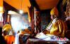 9月22日，绒布寺高僧向班禅敬献曼扎。当日，中国佛教协会副会长班禅额尔德尼·确吉杰布来到日喀则市定日县绒布寺礼佛。绒布寺属藏传佛教宁玛派，距今有一百多年历史。该寺地处海拔5150米，是世界上海拔最高的寺庙。李林 摄
