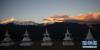 这是10月17日清晨在梅里雪山拍摄的“日月同辉”景观。