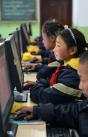 10月26日，墨竹工卡县扎西岗乡南京希望小学的学生在上计算机课。
