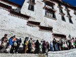 西藏布达拉宫迎来年度“换装季”