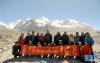 这是体验团成员在卓奥友峰脚下合影（10月23日摄）。 