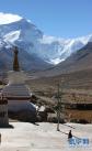 10月29日，一名僧人经过珠穆朗玛峰脚下的绒布寺。