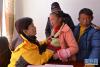 11月8日，组团式援藏医疗专家为普玛江塘乡儿童查体。
