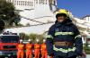 布达拉宫灯香师和管理处的工作人员在进行快速穿戴消防装备竞赛。新华社记者 晋美多吉 摄