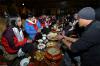 11月12日，内地游客在拉萨市林周县的藏式家庭旅馆内，享用丰盛的藏家宴。 