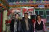 西藏自治区妇联办公室主任拉巴卓玛（左）与“亲戚”旺久一家合影。张亚楠 摄