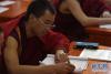 一名僧人在课堂上做笔记（11月16日摄）。