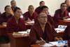 僧人们在课堂上学习（11月16日摄）。