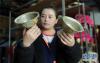 在拉萨的西藏藏剧团，索郎曲珍在挑选赴北京演出时使用的道具（11月10日摄）。新华社记者 晋美多吉 摄