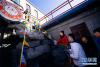 在北京繁星戏剧村，《图兰朵》剧组人员布置风马旗（11月19日摄）。新华社记者 刘金海 摄