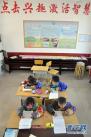 11月24日，在甘肃省天祝县抓喜秀龙乡代乾教学点，两名学前班和两名一年级藏族孩子在教室内上自习。