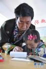 11月24日，在甘肃省天祝县抓喜秀龙乡代乾教学点，49岁的藏族老师张拉毛东智在辅导6岁的学前班孩子央尖卓玛认识汉字。
