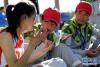 图为边珍(中)在赛前和同学们用手语交流(11月26日摄)。 新华社记者晋美多吉摄