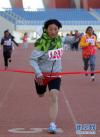 图为边珍（中）在50米短跑比赛中冲过终点（11月26日摄）。 新华社记者晋美多吉摄