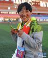 图为边珍在比赛结束后手持金牌，面露笑容（11月26日摄）。 新华社记者晋美多吉摄