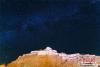 图为2016年11月，江孜城堡上空的银河。 金梓江 摄