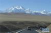 这是在盘山公路上眺望希夏邦马峰（12月9日摄）。