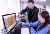 1月6日，技术人员和专家在对木雕经板进行堪对和数字化处理。新华社记者 李欣 摄