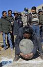 1月21日，拉萨市尼木县塔荣镇林岗村群众在迎新活动中参加西藏传统体育项目抱石头比赛。