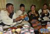 1月26日晚，日喀则市桑珠孜区江当乡郭加村村民旺珍(右二)一家欢度节日。